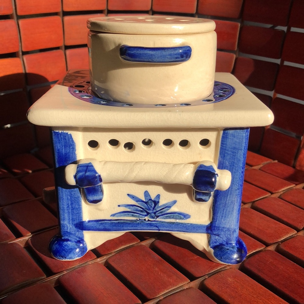 RARE, COUNTRY- COTTAGE STYLE WAX BURNER. Vintage. Blue and white pottery. - Picture 4 of 10